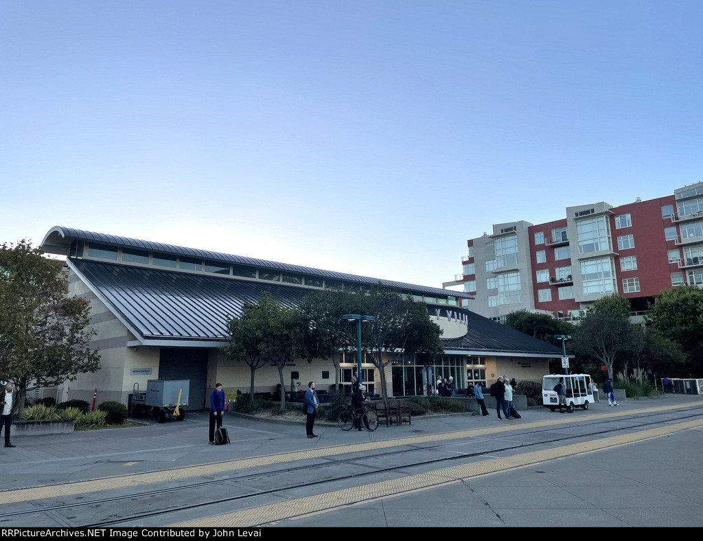 Emeryville Station building 